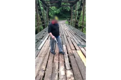 Servidor municipal usa revólver durante manutenção em ponte no interior de Caxias<!-- NICAID(15239597) -->