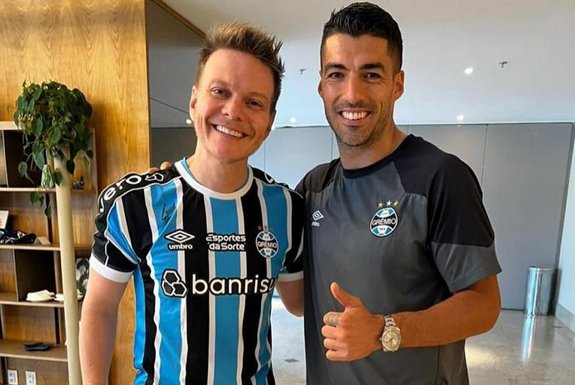 VÍDEO: Michel Teló visita concentração do Grêmio no Rio e revela pedido de Suárez<!-- NICAID(15618755) -->