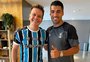 VÍDEO: Michel Teló visita concentração do Grêmio no Rio e revela pedido de Suárez