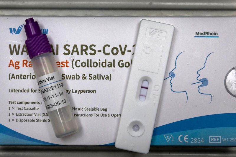 A used rapid antigen test, also known as a lateral flow test showing a positive test result for the Covid-19 coronavirus is photographed in Berlin on January 17, 2022. - Taking a test involves doing swab from inside your nostril or in your throat, depending on the test you are using, before mixing the swab with solution and dripping it onto a container with a test strip with antibodies specific to the Covid-19 virus painted on it in a thin line. If the testing strip detects the virus, it shows up as a red line next to the T on the container, the line next to the Cshould always be visible. (Photo by Odd ANDERSEN / AFP)Editoria: HTHLocal: BerlinIndexador: ODD ANDERSENSecao: diseaseFonte: AFPFotógrafo: STF<!-- NICAID(14993775) -->