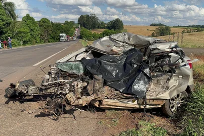 Por volta das 15h30 desta sexta-feira (22) um acidente foi registrado na BR-285 em Panambi, região noroeste do estado. A colisão envolvendo um carro e um caminhão aconteceu próximo ao km 411 e deixou uma vítima fatal e outra pessoa com ferimentos.<!-- NICAID(15919834) -->