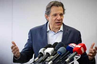 Fernando Haddad<!-- NICAID(15583906) -->
