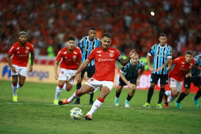PORTO ALEGRE, RS, BRASIL - GRE-NAL 441: De virada, Inter vence o Grêmio com gol de pênalti no fim. FOTO: JEFFERSON BOTEGA, AGÊNCIA RBS<!-- NICAID(15689456) -->