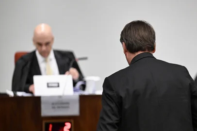 Former Brazilian President Jair Bolsonaro (R) takes the stand before judge Alexandre de Moraes during a trial session of the Brazilian Supreme Court judging the participation of those accused of the attempted coup d'état in January 2023, in Brasilia, June 10, 2025. Bolsonaro on Tuesday denied any involvement in an alleged coup plot, as he took the stand for the first time in his high-stakes trial. The 70-year-old is answering questions from lawyers and judges on his alleged role in a "criminal organization" that plotted to wrest power from leftist Luiz Inacio Lula da Silva, who narrowly beat Bolsonaro at the ballot box in 2022. (Photo by Evaristo SA / AFP)Editoria: POLLocal: BrasíliaIndexador: EVARISTO SASecao: coup d'etatFonte: AFPFotógrafo: STF<!-- NICAID(16090972) -->