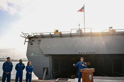 NASA Astronaut and Artemis II mission commander Reid Wiseman (R) speaks during a press conference as Canadian Space Agency (CSA) astronaut Jeremy Hansen (L), NASA Astronaut Victor J. Glover (2nd L), and NASA Astronaut Christina Koch (2nd R), listen in front of the Orion crew module test capsule out side the USS San Diego (LPD-22) at Naval Base San Diego following the Underway Recovery Test 11 in San Diego, California on February 28, 2024. In preparation for NASAs Artemis II crewed mission around the Moon, the Underway Recovery Test 11 allowed the testing of Orion spacecraft recovery procedures with the missions astronauts aboard during day and night recovery at sea. (Photo by Patrick T. Fallon / AFP)Editoria: SCILocal: San DiegoIndexador: PATRICK T. FALLONSecao: space programmeFonte: AFPFotógrafo: STF<!-- NICAID(15692834) -->