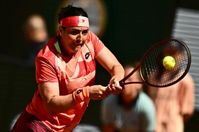 Tunisia's Ons Jabeur plays a backhand return to US Bernarda Pera during their women's singles match on day nine of the Roland-Garros Open tennis tournament at the Court Philippe-Chatrier in Paris on June 5, 2023. (Photo by JULIEN DE ROSA / AFP)Editoria: SPOLocal: ParisIndexador: JULIEN DE ROSASecao: tennisFonte: AFPFotógrafo: STR<!-- NICAID(15448152) -->