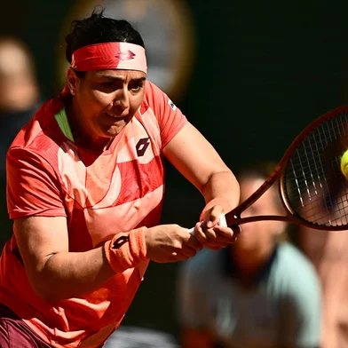 Tunisia's Ons Jabeur plays a backhand return to US Bernarda Pera during their women's singles match on day nine of the Roland-Garros Open tennis tournament at the Court Philippe-Chatrier in Paris on June 5, 2023. (Photo by JULIEN DE ROSA / AFP)Editoria: SPOLocal: ParisIndexador: JULIEN DE ROSASecao: tennisFonte: AFPFotógrafo: STR<!-- NICAID(15448152) -->