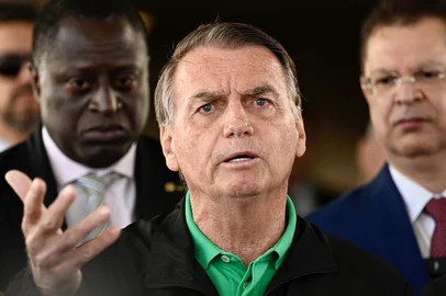 Former Brazilian President Jair Bolsonaro speaks to the press at the Federal Senate in Brasilia on July 17, 2025. A prosecutor asked Brazil's Supreme Court on Tuesday to find Bolsonaro guilty of plotting a coup, in closing arguments after a trial that saw US President Donald Trump try to intervene on behalf of his right-wing ally. (Photo by Mateus Bonomi / AFP)Editoria: CLJLocal: BrasíliaIndexador: MATEUS BONOMISecao: coup d'etatFonte: AFPFotógrafo: STR<!-- NICAID(16083125) -->