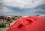 Com sol entre nuvens, veranistas aproveitam dia de Natal na praia de Capão da Canoa