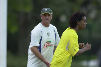 Ronaldinho gaúcho levando um tapa na bunda do técnico Felipão.#PÁGINA: 8#EDIÇÃO:2ªNão veio<!-- NICAID(869234) -->
