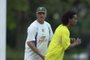 Ronaldinho gaúcho levando um tapa na bunda do técnico Felipão.#PÁGINA: 8#EDIÇÃO:2ªNão veio<!-- NICAID(869234) -->
