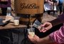 Com Oktoberfest toda semana, cervejaria dá chope grátis a quem usar trajes típicos