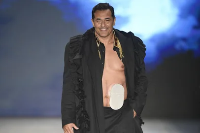 O ator Luciano Szafir com bolsa de estomia no desfile de Walerio Araujo na São Paulo Fashio Week 2021Foto: Marcelo Soubhia/FOTOSITE<!-- NICAID(14945274) -->