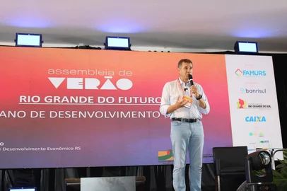 XANGRI-LÁ, 21.2.2025 - Secretário estadual do Desenvolvimento Econômico, Ernani Polo, em palestra na assembleia de verão da Famurs<!-- NICAID(15981438) -->