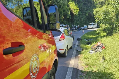 Corpo de Bombeiros de Bento Gonçalves / Divulgação Motociclista morre em colisão frontal na RS-855, em Bento Gonçalves.<!-- NICAID(16164887) -->