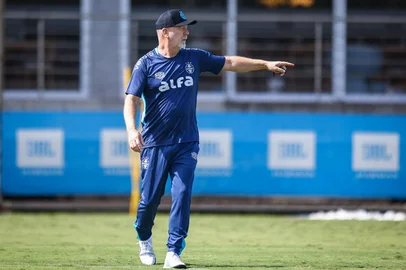 RS - FUTEBOL/ TREINO GREMIO 2025 - ESPORTES - Jogadores do Gremio realizam treino tÃ©cnico durante a manha desta terca-feira, no CT Luiz Carvalho, na preparaÃ§Ã£o para a partida valida pela Copa Sul-Americana 2025. FOTO: LUCAS UEBEL/GREMIO FBPA. Mano Menezes durante treino<!-- NICAID(16021716) -->