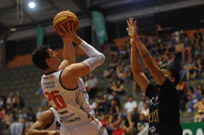 CAXIAS DO SUL, RS, BRASIL, 31/10/2024. Caxias do Sul Basquete x Pato Basquete, jogo válido pela sétima rodada do Novo Basquete Brasil - NBB 2024/2025 - realizado no ginásio do Sesi. (Porthus Junior/Agência RBS)<!-- NICAID(15904561) -->