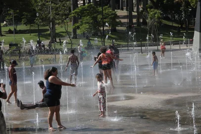 SP - ONDA-CALOR-CENTRO - GERAL - Forte calor atinge a cidade de São Paulo, SP, neste domingo 12. 12/11/2023 - Foto: RENATO S. CERQUEIRA/FUTURA PRESS/FUTURA PRESS/ESTADÃO CONTEÚDO<!-- NICAID(15595493) -->