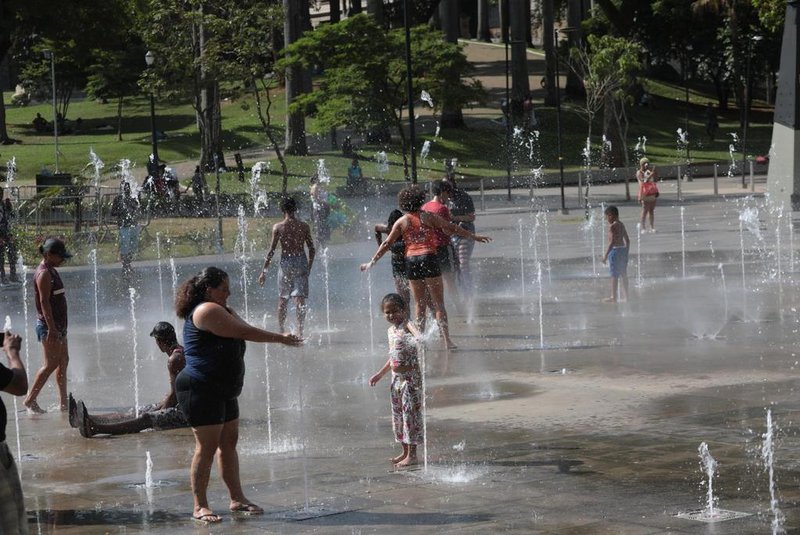 SP - ONDA-CALOR-CENTRO - GERAL - Forte calor atinge a cidade de São Paulo, SP, neste domingo 12. 12/11/2023 - Foto: RENATO S. CERQUEIRA/FUTURA PRESS/FUTURA PRESS/ESTADÃO CONTEÚDO<!-- NICAID(15595493) -->