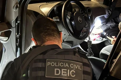 Polícia Civil prende seis pessoas em operação que mira quadrilha de roubo de carros em Porto Alegre<!-- NICAID(16042232) -->