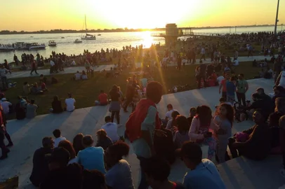 orla , Guaíba , multidão , sábado , gente , lazer , fim de semana , praia , orla do Guaíba<!-- NICAID(13648726) -->