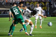 SP - BRASILEIRÃO/CLÁSSICO - ESPORTES - Souza (Santos) durante a partida entre Santos e Palmeiras, realizada na noite deste sábado (15) e válida pela 13ª rodada do Brasileirão, no Estádio Urbano Caldeira, a Vila Belmiro, em Santos, SP. 15/11/2025 - Foto: RODILEI MORAIS/FOTOARENA/FOTOARENA/ESTADÃO CONTEÚDO<!-- NICAID(16168253) -->