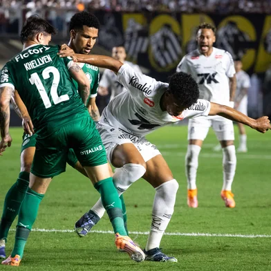 SP - BRASILEIRÃO/CLÁSSICO - ESPORTES - Souza (Santos) durante a partida entre Santos e Palmeiras, realizada na noite deste sábado (15) e válida pela 13ª rodada do Brasileirão, no Estádio Urbano Caldeira, a Vila Belmiro, em Santos, SP. 15/11/2025 - Foto: RODILEI MORAIS/FOTOARENA/FOTOARENA/ESTADÃO CONTEÚDO<!-- NICAID(16168253) -->