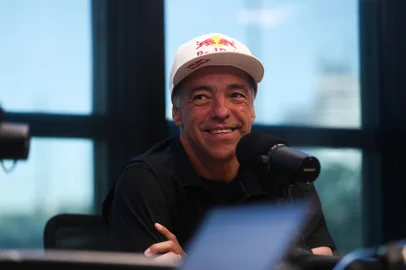 PORTO ALEGRE, RS, BRASIL, 29-09-2025: Skatista Sandro Dias, o mineirinho, que desceu a rampa montada pela Red Bull no prédio do CAFF, participa do programa Timeline da Rádio Gaúcha. Foto: Jonathan Heckler/Agência RBS<!-- NICAID(16135006) -->