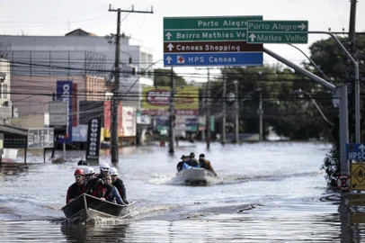 Canoas, RS, Brasil, 09-05-2024: Bairro Mathias Velho. Habitantes de Canoas vivem em uma cidade dividida pela enchente que atinge o Rio Grande do Sul. Grande parte da cidade esta alagada, milhares tiveram de deixar suas casas. A parte da cidade que nao foi atingida, concentra pessoas e animais resgatados, desabrigados e desalojados, e acoes de voluntarios para ajudar. Foto: Mateus Bruxel / Agencia RBSIndexador: Mateus Bruxel<!-- NICAID(15760479) -->