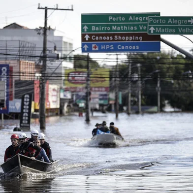 Canoas, RS, Brasil, 09-05-2024: Bairro Mathias Velho. Habitantes de Canoas vivem em uma cidade dividida pela enchente que atinge o Rio Grande do Sul. Grande parte da cidade esta alagada, milhares tiveram de deixar suas casas. A parte da cidade que nao foi atingida, concentra pessoas e animais resgatados, desabrigados e desalojados, e acoes de voluntarios para ajudar. Foto: Mateus Bruxel / Agencia RBSIndexador: Mateus Bruxel<!-- NICAID(15760479) -->