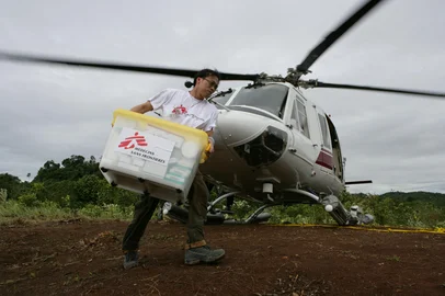FOTO DE 2005MSF staff visiting remote villages along the coastline of Aceh in the northern Sumatra province of Indonesia.MSF has two helicopers that ferry staff and supplies to the areas MSF teams are working. Staff are kept to a minimum and the rest of the plane is filled with rice, water and essential supplies. On the return trip, patients are brought back to Banda Aceh for more treatment.<!-- NICAID(16007052) -->