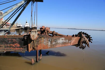PORTO ALEGRE, RS, BRASIL, 26-06-2026: Sucateada, draga Governador Triches está  há dez anos ancorada no cais Mauá, em Porto Alegre. Foto: Ronaldo Bernardi/Agência RBS<!-- NICAID(16314845) -->