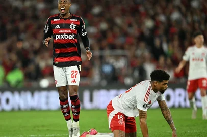 Flamengo's forward #27 Bruno Henrique reacts after missing an opportunity to score during the Copa Libertadores round of 16 first leg all-Brazilian football match between Flamengo and Internacional at the Maracana stadium in Rio de Janeiro, Brazil, on August 13, 2025. (Photo by Mauro PIMENTEL / AFP)Editoria: SPOLocal: Rio de JaneiroIndexador: MAURO PIMENTELSecao: soccerFonte: AFPFotógrafo: STF<!-- NICAID(16101185) -->