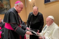 A sala Paulo VI, também conhecida como Salão das Audiências Pontifícias, no Vaticano, sediou um encontro entre o Papa Francisco e 23 representantes de dioceses e arquidioceses do Rio Grande do Sul na manhã dessa quinta-feira (5), às 9h no horário de Roma — 4h no horário de Brasília. Mesmo com dificuldade de locomoção, causada por uma lesão no ligamento de um dos joelhos, o pontífice — que na mesma manhã teve aparição em cadeira de rodas — conversou com a comitiva de religiosos gaúchos durante cerca de duas horas. Ele chegou ao local caminhando e intercalou momentos em que esteve sentado e em pé. O ato integrou a programação da  chamada "Visita ad limina Apostolorum", realizada nesta semana pelos religiosos gaúchos que integram o Regional 3 da Conferência Nacional dos Bispos do Brasil (CNBB).<!-- NICAID(15087664) -->