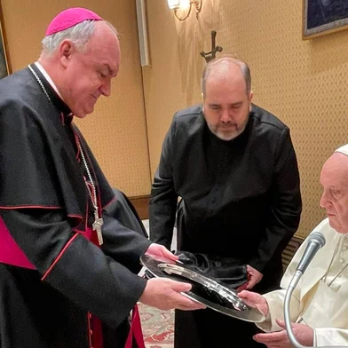 A sala Paulo VI, também conhecida como Salão das Audiências Pontifícias, no Vaticano, sediou um encontro entre o Papa Francisco e 23 representantes de dioceses e arquidioceses do Rio Grande do Sul na manhã dessa quinta-feira (5), às 9h no horário de Roma — 4h no horário de Brasília. Mesmo com dificuldade de locomoção, causada por uma lesão no ligamento de um dos joelhos, o pontífice — que na mesma manhã teve aparição em cadeira de rodas — conversou com a comitiva de religiosos gaúchos durante cerca de duas horas. Ele chegou ao local caminhando e intercalou momentos em que esteve sentado e em pé. O ato integrou a programação da  chamada "Visita ad limina Apostolorum", realizada nesta semana pelos religiosos gaúchos que integram o Regional 3 da Conferência Nacional dos Bispos do Brasil (CNBB).<!-- NICAID(15087664) -->