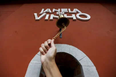 PORTO ALEGRE, RS, BRASIL, 07.01.2024: A colunista Juliana Bublitz apresenta um bar que serve vinhos atraves de um pequena janela. Foto: Camila Hermes/Agencia RBS<!-- NICAID(15949067) -->