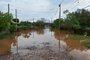 As fortes chuvas que atingiram o Rio Grande do Sul nesta terça-feira (26) provocaram elevação do nível do Rio dos Sinos e do Rio Paranhana. Preocupada com a situação, a prefeitura de Taquara acionou equipes da Defesa Civil e das secretarias de Obras e Serviços, e de Agricultura, Pecuária e Desenvolvimento Rural para fazer a remoção de famílias. Às 19h, a régua no encontro dos dois rios marcava 6m11cm, cerca de um metro a mais que no começo do dia.Durante a manhã, fortes pancadas causaram alagamentos em Santo Antônio da Patrulha, município cortado pelo Rio dos Sinos; também houve inundação em Igrejinha, provocada pelo nível elevado do Rio Paranhana, além de cheia do Rio Rolante, em cidade de mesmo nome, o que chegou a provocar alagamentos em ruas da região central.<!-- NICAID(15551873) -->