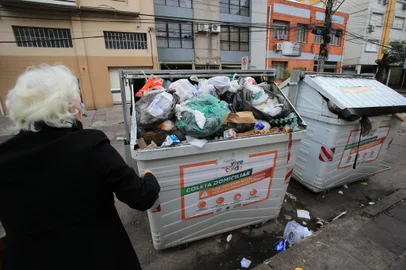 PORTO ALEGRE, RS, BRASIL, 10/05/2023- Atraso na coleta de lixo causa transtorno à moradores. Na foto, Jacinto Gomes em Porto Alegre. Foto: Ronaldo Bernardi / Agencia RBS<!-- NICAID(15424664) -->