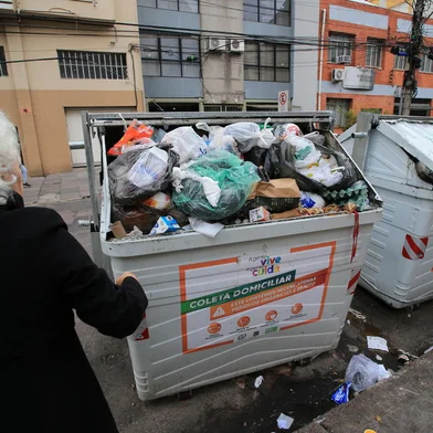 PORTO ALEGRE, RS, BRASIL, 10/05/2023- Atraso na coleta de lixo causa transtorno à moradores. Na foto, Jacinto Gomes em Porto Alegre. Foto: Ronaldo Bernardi / Agencia RBS<!-- NICAID(15424664) -->