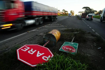 CAXIAS DO SUL, RS, BRASIL, 12/07/2017 - Rodovias de Caxias do Sul apresentam buracos e ondulações na pista, sinalização deficiente e placas caídas. NA FOTO: RSC 453, próximo à Menon. (Marcelo Casagrande/Agência RBS)<!-- NICAID(13027807) -->