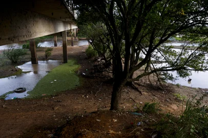 PORTO ALEGRE, RS, BRASIL, 29.01.2025: Trecho do rio Gravataí proximo a ponte na BR-118 apresenta sinais de estiagem. Foto: Camila Hermes/Agencia RBS<!-- NICAID(15964372) -->