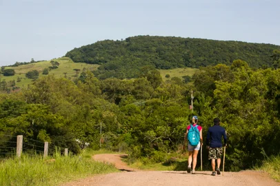 SANTO ANTÔNIO DA PATRULHA, RS, BRASIL, 30-01-2019. Charlene Pires e Armando de Oliveira dos Santos. Caminho gaúcho de Santiago. Grupo percorre trjaeto de 19 km. (FOTO ANDRÉA GRAIZ/AGÊNCIA RBS).Indexador: Anderson Fetter<!-- NICAID(13936903) -->