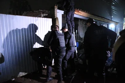 Sapucaia do Sul, RS, BRASIL, 05/06/2025-Polícia faz operação contra suspeitos de série de sequestros e de extorquir colombianos envolvidos em agiotagem no RS. São cumpridos mandados na manhã desta quinta-feira em Sapucaia do Sul e Esteio, na Região Metropolitana, e em Torres, no Litoral Norte. Foto: Ronaldo Bernardi / Agencia RBS<!-- NICAID(16052826) -->