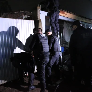 Sapucaia do Sul, RS, BRASIL, 05/06/2025-Polícia faz operação contra suspeitos de série de sequestros e de extorquir colombianos envolvidos em agiotagem no RS. São cumpridos mandados na manhã desta quinta-feira em Sapucaia do Sul e Esteio, na Região Metropolitana, e em Torres, no Litoral Norte. Foto: Ronaldo Bernardi / Agencia RBS<!-- NICAID(16052826) -->