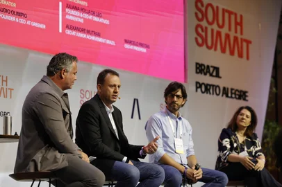 PORTO ALEGRE, RS, Brasil, 10-04-2025: South Summit Brazil 2025 no Cais na orla de Porto Alegre. Painel How Companies are turning Sustintability into profit, com Claudio Olimpio (E), da Greener, Marcelo Freitas, CEO Prospera + Greener, Alexandre Mutran, Junior Achievement Brasil, e Juliana Rolla De Leo, OMA Ativos Ambientais. Foto: Mateus Bruxel / Agencia RBSIndexador: MATEUS BRUXEL<!-- NICAID(16014123) -->
