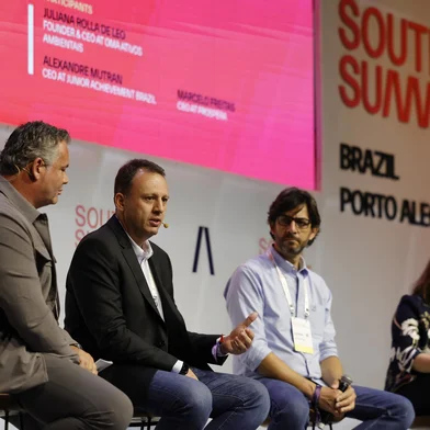 PORTO ALEGRE, RS, Brasil, 10-04-2025: South Summit Brazil 2025 no Cais na orla de Porto Alegre. Painel How Companies are turning Sustintability into profit, com Claudio Olimpio (E), da Greener, Marcelo Freitas, CEO Prospera + Greener, Alexandre Mutran, Junior Achievement Brasil, e Juliana Rolla De Leo, OMA Ativos Ambientais. Foto: Mateus Bruxel / Agencia RBSIndexador: MATEUS BRUXEL<!-- NICAID(16014123) -->