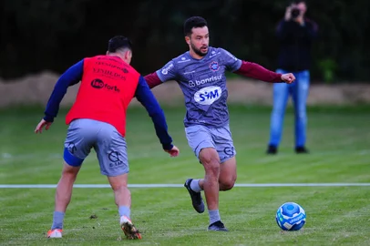 CAXIAS DO SUL, RS, BRASIL, 17/05/2023. Treino do Caxias no CT Baixada Rubra Vanderlei Bersaghi. O Caxias está disputando a série D do Campeonato Brasileiro. Na foto, meia David Peninha (D). (Porthus Junior/Agência RBS)Indexador: Porthus Junior                  <!-- NICAID(15431041) -->