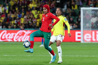 Morocco's defender #03 Nouhaila Benzina (L) and Colombia's forward #09 Mayra Ramirez fight for the ball during the Australia and New Zealand 2023 Women's World Cup Group H football match between Morocco and Colombia at Perth Rectangular Stadium in Perth on August 3, 2023. (Photo by Colin MURTY / AFP)Editoria: SPOLocal: PerthIndexador: COLIN MURTYSecao: soccerFonte: AFPFotógrafo: STR<!-- NICAID(15501211) -->
