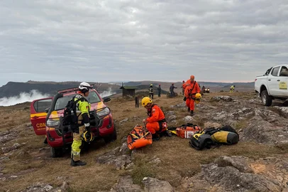 Uma criança de 11 anos caiu do Cânion Fortaleza, em Cambará do Sul, nesta quinta-feira (10). O Corpo de Bombeiros está no local e realiza buscas pela menina, que é moradora de Curitiba, no Paraná, e estava acompanhada dos pais. <!-- NICAID(16077970) -->