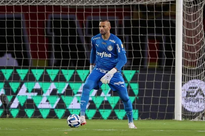 O goleiro Weverton, da SE Palmeiras, em jogo contra a equipe do Deportivo Pereira, durante partida vÃ¡lida pelas quartas de final, ida, da Copa Libertadores, no EstÃ¡dio HernÃ¡n RamÃ­rez Villegas. (Foto: Cesar Greco/Palmeiras/by Canon)Indexador: CESAR GRECO<!-- NICAID(15543657) -->